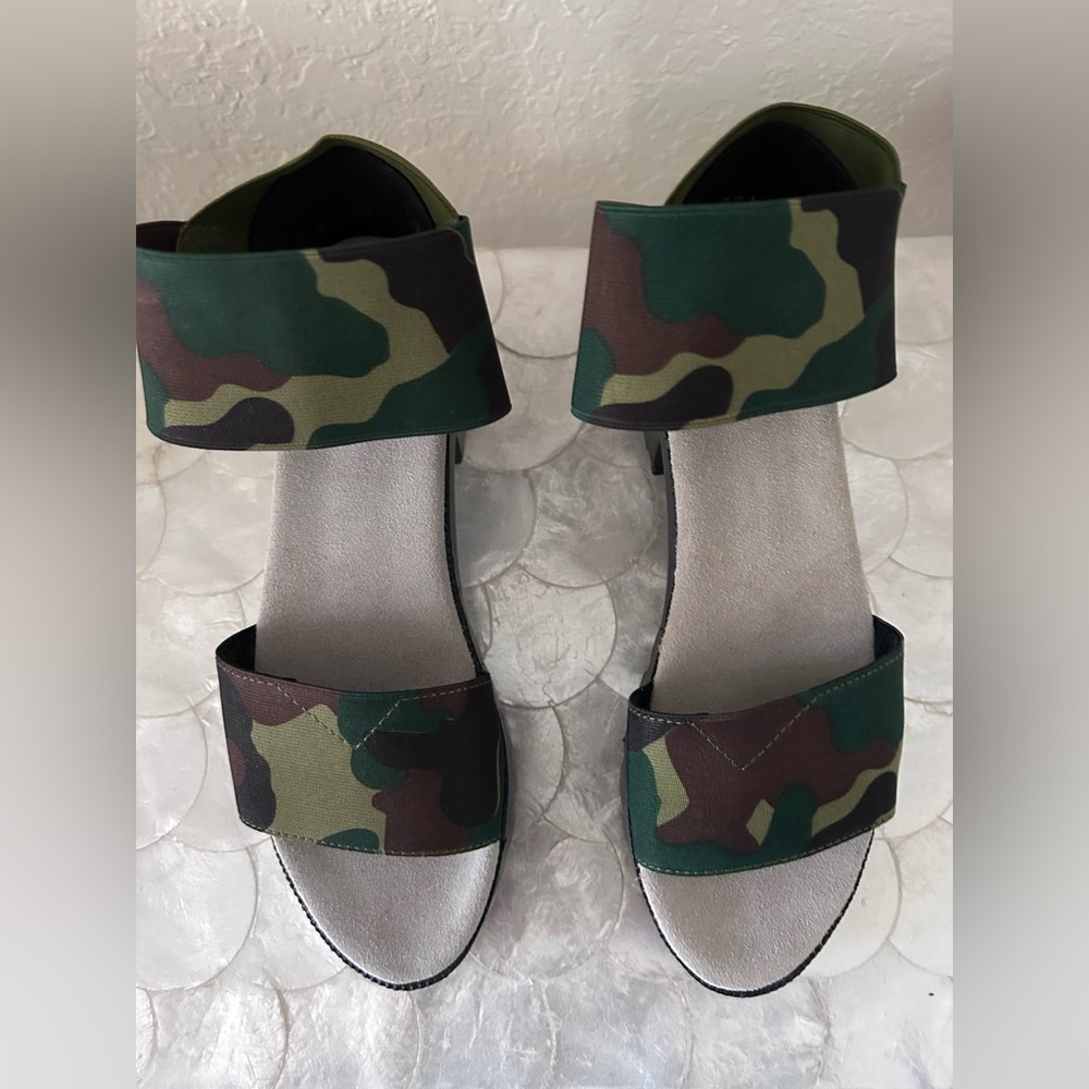 NWOT Charleston Shoe Company New Monterey Camouflage Women's Sandals Size 6